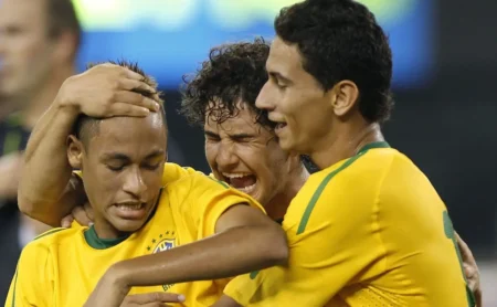 Santos negocia com ex-companheiro de Neymar e busca Paulo Henrique Ganso Santos negocia com ex-companheiro de Neymar e busca Paulo Henrique Ganso