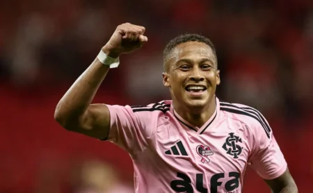 Santos oferece salário elevado a Vitinho e tenta superar o Internacional na contratação do atacante