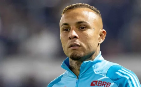 Santos oferece salário milionário a Cebolinha, mas atacante prefere seguir no Flamengo Santos oferece salário milionário a Cebolinha, mas atacante prefere seguir no Flamengo