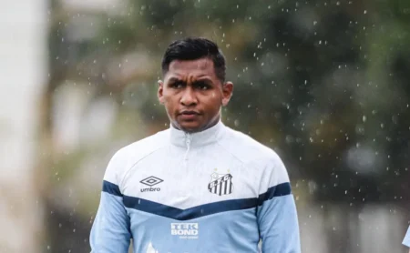 Santos planeja reformulação com Miguelito e Morelos e negocia saídas de 11 jogadores Santos planeja reformulação com Miguelito e Morelos e negocia saídas de 11 jogadores