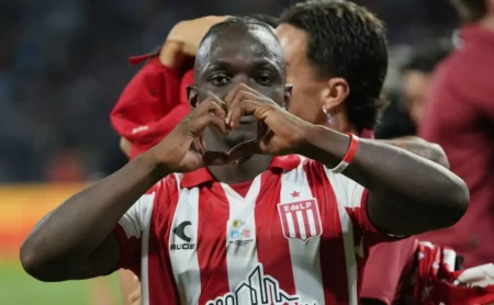 Santos traça Plano B no mercado e avalia Edwuin Cetré, do Estudiantes-ARG, caso Rony não avance.