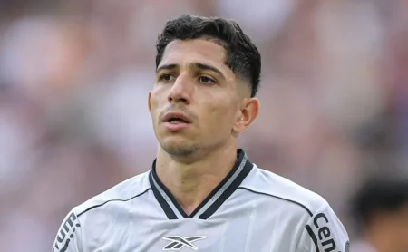 Savarino define futuro e permanece no Botafogo, apesar do interesse do Grêmio Savarino define futuro e permanece no Botafogo, apesar do interesse do Grêmio