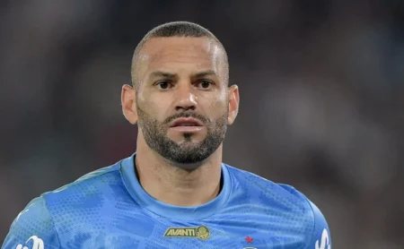 Sem Weverton, Grêmio estima custo para contratar goleiro com aval de Luís Castro