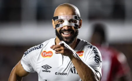 Thaciano figura entre os convocados do Santos em meio a rumores de transferência