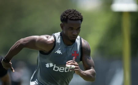 Thiago Mendes instiga Diniz com demonstração de credenciais em Vasco x Inter Thiago Mendes instiga Diniz com demonstração de credenciais em Vasco x Inter