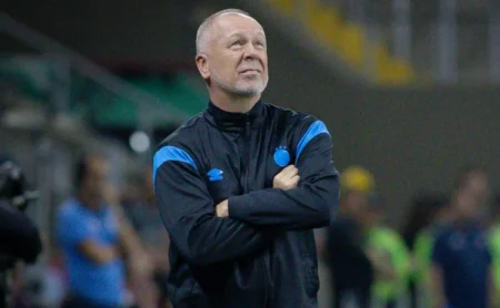 Tiago Volpi lesiona-se, Gabriel Grando é confirmado por Mano Menezes contra o Sport no Brasileirão