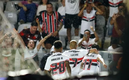 Torcedores do São Paulo criticam semelhança na nova camisa II do Flamengo: “Cópia descarada” Torcedores do São Paulo criticam semelhança na nova camisa II do Flamengo: “Cópia descarada”