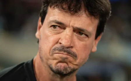 Torcida do Vasco critica Fernando Diniz após derrota para o Fluminense: “Tomando um nó tático”