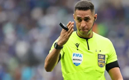 Torcida do Corinthians critica atitude do árbitro Rodrigo José Pereira em partida contra o Cruzeiro: “Não pode” Torcida do Corinthians critica atitude do árbitro Rodrigo José Pereira em partida contra o Cruzeiro: “Não pode”