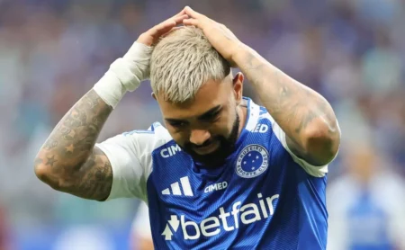 Torcida do Flamengo reage negativamente ao possível retorno de Gabigol após erro em partida contra o Cruzeiro