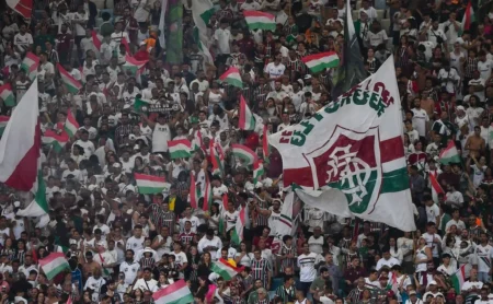 Torcida do Fluminense solicita a contratação de Everton Cebolinha, atacante do Flamengo