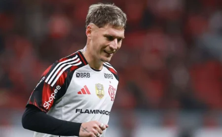 Torcida ovaciona Varela em Flamengo x Pyramids e lateral se destaca