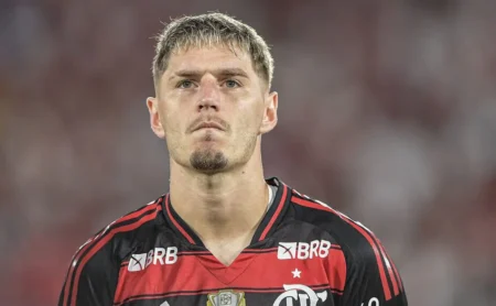 Varela aposta na vitória do Flamengo contra o PSG na Copa Intercontinental: “Seguir fazendo história” Varela aposta na vitória do Flamengo contra o PSG na Copa Intercontinental: “Seguir fazendo história”