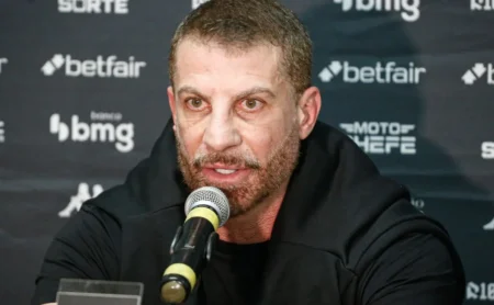 Vasco busca reforço para o meio-campo e Pedrinho avança em negociação por volante, diz jornalista