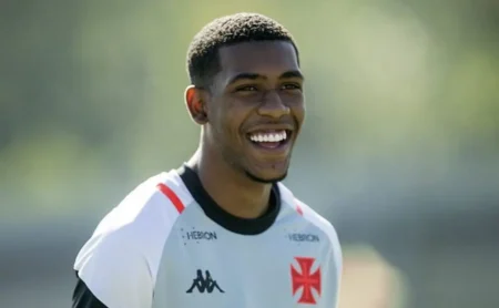 Vasco encaminha renovação de Rayan; detalhes salariais e contrato separam anúncio oficial Vasco encaminha renovação de Rayan; detalhes salariais e contrato separam anúncio oficial