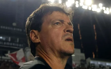 Vasco enfrenta Fluminense modificado na Copa do Brasil; Diniz define escalação Vasco enfrenta Fluminense modificado na Copa do Brasil; Diniz define escalação