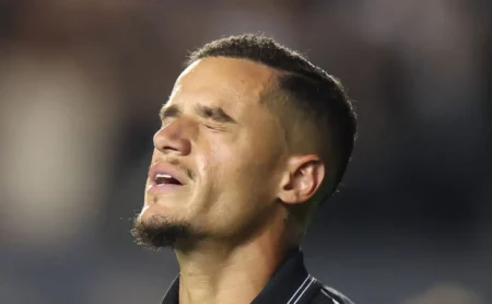 Vasco fraqueja na criação, cede gol em falha individual e perde fôlego na luta pelo G-8