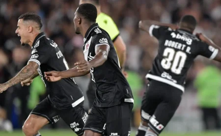 Vasco ironiza Fluminense com referência à Série C de 1999 após avanço na Copa do Brasil