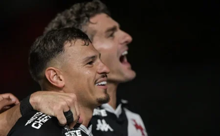 Vasco planeja reformulação com até 13 saídas para 2026; veja os nomes