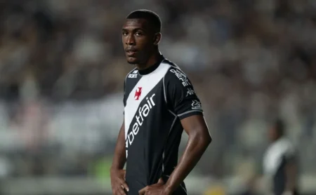 Vasco se prepara para decisão e reconhece dificuldade em manter Rayan