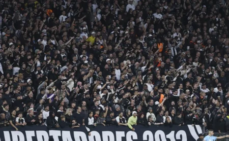 Vasco x Corinthians: Torcida do Corinthians domina arredores do Maracanã antes da final