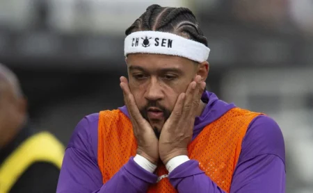 Vice-presidente do Corinthians, em possível atrito com Memphis Depay, faz desabafo após acusações