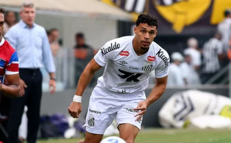 Victor Hugo fala sobre o futuro no Santos e projeta sequência em 2026