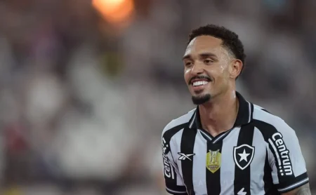 Vitinho define futuro e planeja deixar o Botafogo após a Copa do Mundo, priorizando a Europa.