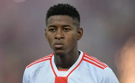 Vitão é confirmado no Flamengo após exames médicos.