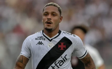 Vitória demonstra interesse em David, mas Vasco prefere venda definitiva.
