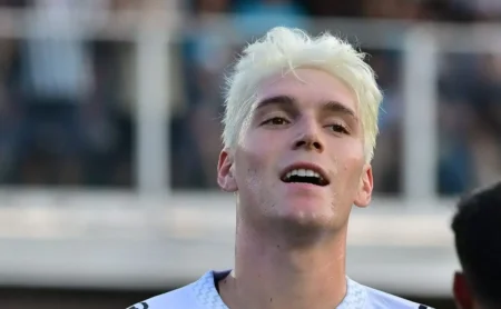 Vojvoda impede saída de Rollheiser e Santos define permanência do meia até 2026