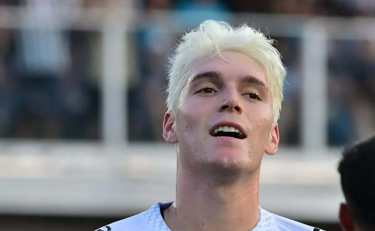 Vojvoda impede saída de Rollheiser e Santos define permanência do meia até 2026 Vojvoda impede saída de Rollheiser e Santos define permanência do meia até 2026