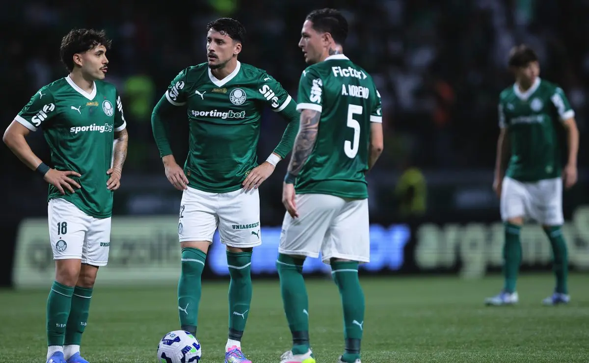 Volante Aníbal Moreno, do Palmeiras, desperta interesse do River Plate e deseja deixar o clube. Volante Aníbal Moreno, do Palmeiras, desperta interesse do River Plate e deseja deixar o clube.