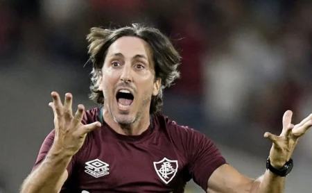 Zubeldía faz exigência após eliminação do Fluminense e quer elenco moldado em 2026 Zubeldía faz exigência após eliminação do Fluminense e quer elenco moldado em 2026