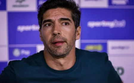 Abel Ferreira detalha problemas, expõe risco com a base e anuncia período de testes obrigatórios Abel Ferreira detalha problemas, expõe risco com a base e anuncia período de testes obrigatórios