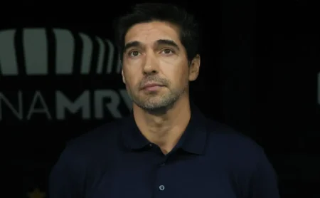 Abel Ferreira lança Vitor Roque no fim e garante empate na estreia do Brasileirão