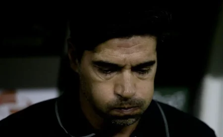 Abel Ferreira em alerta: vidente prevê favoritismo de Vojvoda em Palmeiras x Santos