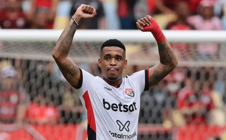 Alerrandro deseja jogar no Internacional, mas o CSKA dificulta e a negociação está travada.