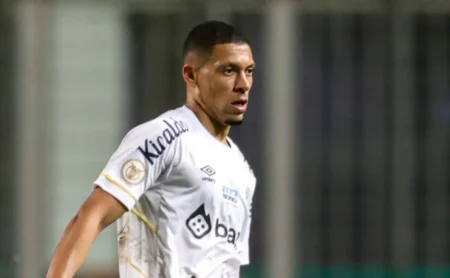 Alex Nascimento: Negociação Avança e Reforço Ganha Força no Santos Alex Nascimento: Negociação Avança e Reforço Ganha Força no Santos