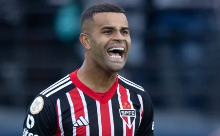 Alisson se apresenta no Corinthians em meio a impasse sobre empréstimo ao São Paulo