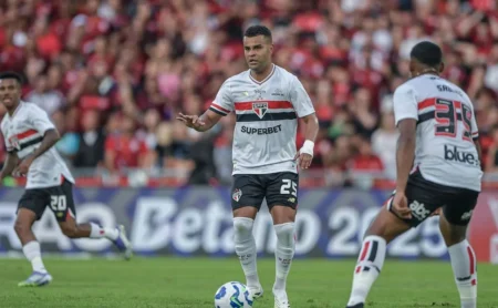 Alisson supera rejeição da torcida e São Paulo planeja sua reintegração com apoio do elenco