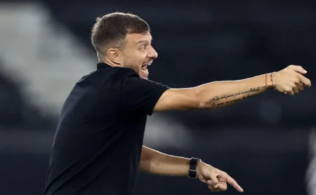 Anselmi defende Arthur Cabral no Botafogo: “Fez sua função ao máximo”