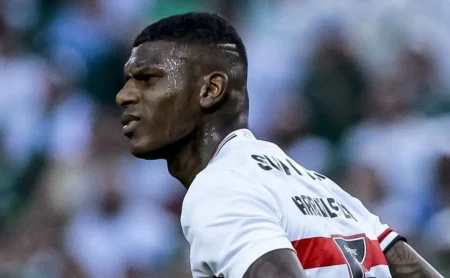 Arboleda gera revolta na torcida do São Paulo após derrota para o Palmeiras e fim de ciclo é discutido na web Arboleda gera revolta na torcida do São Paulo após derrota para o Palmeiras e fim de ciclo é discutido na web