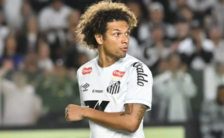 Arão revela conselho a Neymar que impulsionou desempenho do camisa 10: “Se não chegar, me cobre”