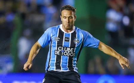 Arthur marca, lidera o Grêmio e destaca o impacto imediato do trabalho de Luís Castro