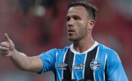 Arthur se destaca em passes precisos e assume protagonismo sob comando de Luís Castro