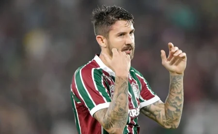 Auxiliar de Zubeldía defende Everaldo após vitória do Fluminense: “Haverá momentos bons e ruins” Auxiliar de Zubeldía defende Everaldo após vitória do Fluminense: “Haverá momentos bons e ruins”
