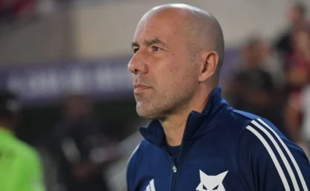 Auxiliar de Leonardo Jardim revela detalhes da negociação com o Flamengo: “Mais que dinheiro” Auxiliar de Leonardo Jardim revela detalhes da negociação com o Flamengo: “Mais que dinheiro”