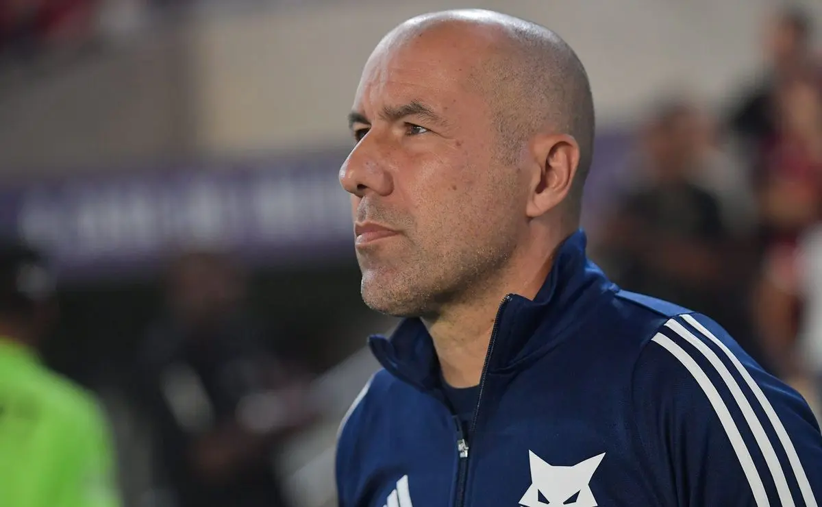 Auxiliar de Leonardo Jardim revela detalhes da negociação com o Flamengo: “Mais que dinheiro” Auxiliar de Leonardo Jardim revela detalhes da negociação com o Flamengo: “Mais que dinheiro”