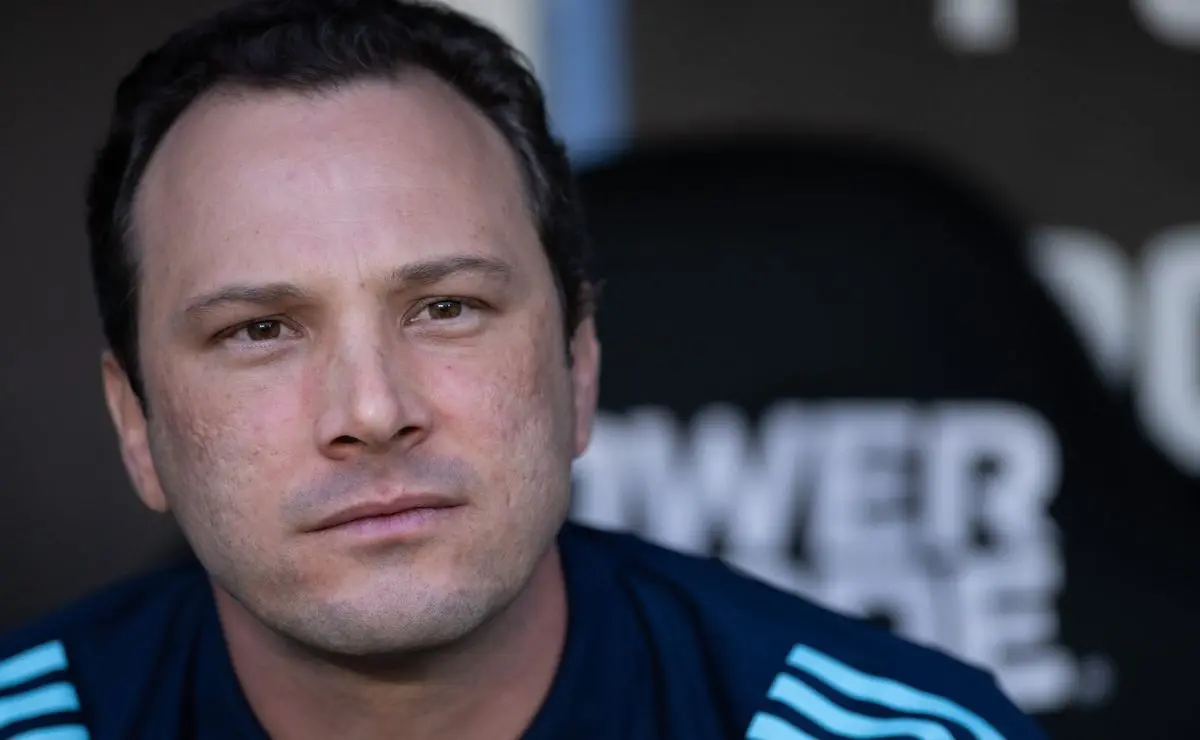 Auxiliar técnico do Flamengo critica arbitragem em jogo contra a Portuguesa na ausência de Filipe Luís Auxiliar técnico do Flamengo critica arbitragem em jogo contra a Portuguesa na ausência de Filipe Luís